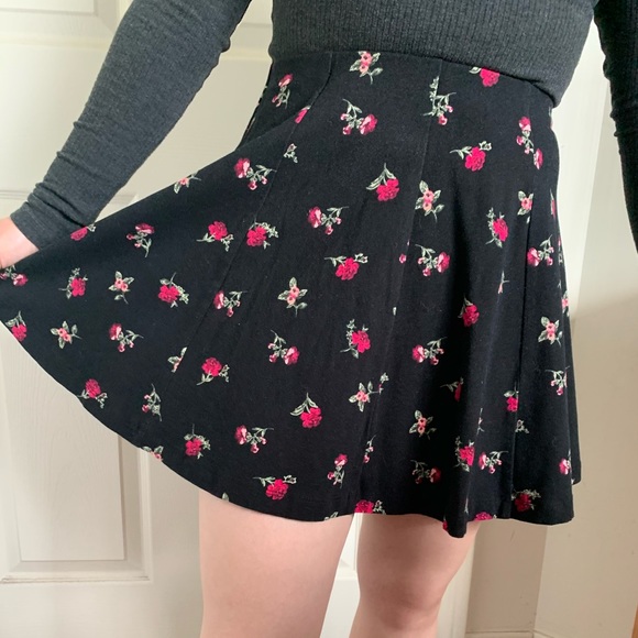 Forever 21 Black Floral Skater Skirt - Picture 2 of 4